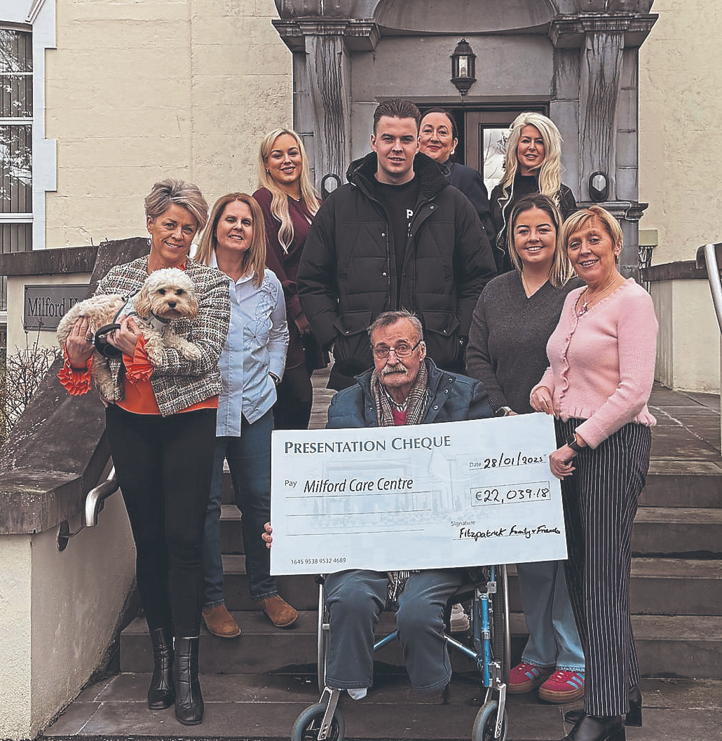 Aideen Fitzpatrick, Lorna Casey, Shelley Clohessy, Jack Fitzpatrick, Fiona Hayes, Esther Godfrey, Molly Fitzpatrick and Dave Fitzpatrick Snr at the cheque presenation