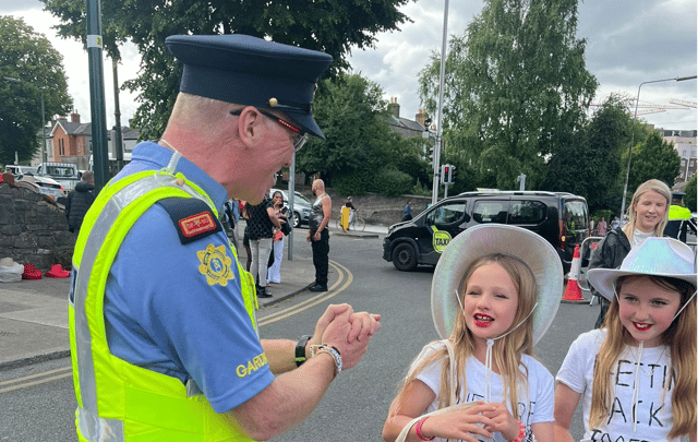 Two young Swifties gift a Garda a friendship bracelet at the Eras Tour