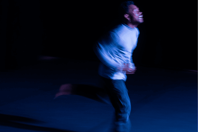 In Believe, French duo Structure-couple, formed by artists Lotus Eddé Khouri and Christophe Macé, engage in a “choreographic miniature” based on the principle of an original movement that is progressively deformed in response to the distortions of a popular music track.
