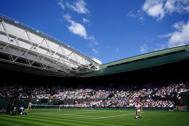 Fery held his own until 5-5 when rain again began to fall, calling into serious question the organisers’ decision not to close the roof.