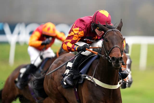 Emitom made a successful start to life in the care of Alan King in the Play Pick 6 At BetVictor Handicap Hurdle.