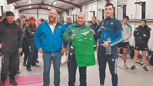 Kyle Hayes presented a signed Limerick jersey to Shane Ryan, on behalf of Castleconnnell Boat Club. Also pictured, Colin Byrne, club captain