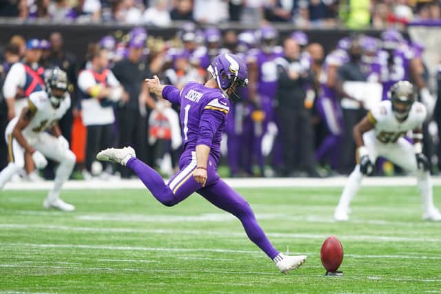 Minnesota rallied though and, with the score having been tied at 25-25 and the clock running down, Greg Joseph kicked the decisive field goal to snatch victory for the Vikings in front of a crowd of 60,639.