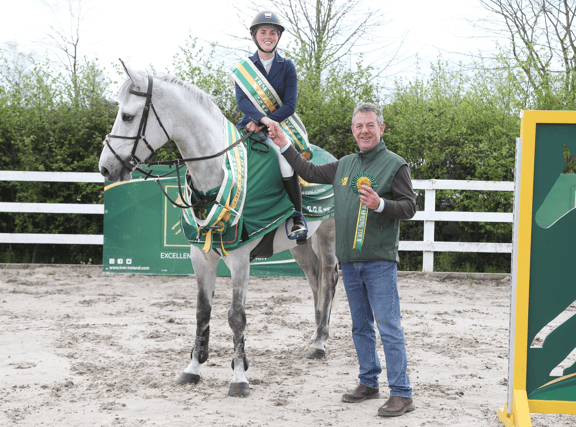 Robyn Moran receives her champion sash and prize from Raoul Masterson from TRM Picture: Laurence Dunne Jumpinaction.net Photography