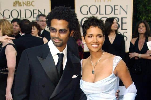 Jamie Lee Curtis oozed Old Hollywood glamour at the 1995 event, wearing a slinky white gown and a matching stole.