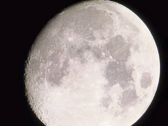 On March 5 the growing moon (gibbous moon) will be located close to the twin stars in the constellation Gemini Picture: Pixabay
