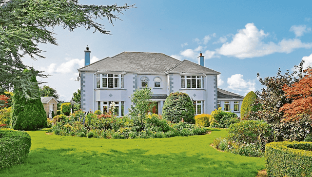 This detached property was built in 1995 and comes to the market in turn-key condition