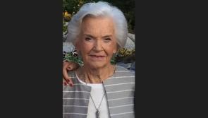 ‘Duine álainn’ – bás mháthair-chéile Daniel O’Donnell