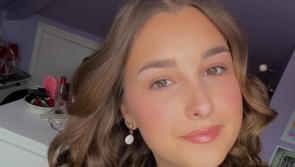 Eisíonn athair Hannah Leonard uasdátú mothúchánach agus í ag dul i dteagmháil léi in Éirinn