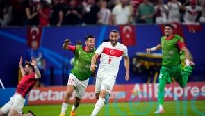 Cenk Tosun winner makes sure of Turkey’s qualification against 10-man Czechs