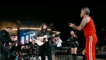 TikTok star Garron Noone overcomes on stage glitch thanks to Robbie Williams’ quick thinking