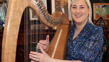 Harpist Fiana N&iacute; Chonaill