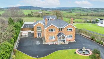 PICTURES: Prospective buyers to fall in love with new to the market &euro;975k home with tennis court