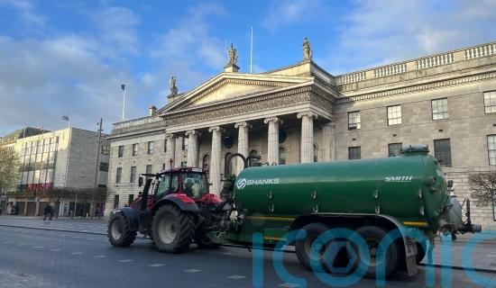 Government wins confidence motion but loses junior minister