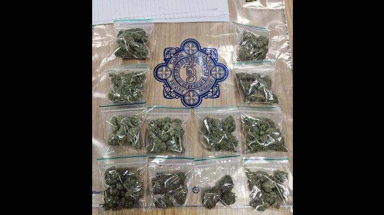 Limerick gardai seize &euro;1,400 of cannabis after pouncing on man &lsquo;acting suspiciously&rsquo;