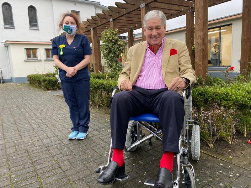 Limerick man keeps up Christmas tradition by delivering birthday cake to nurse at UHL