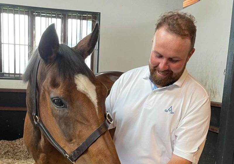 Champion golfer meets champion hurdler as Shane Lowry visits Istabraq in Limerick