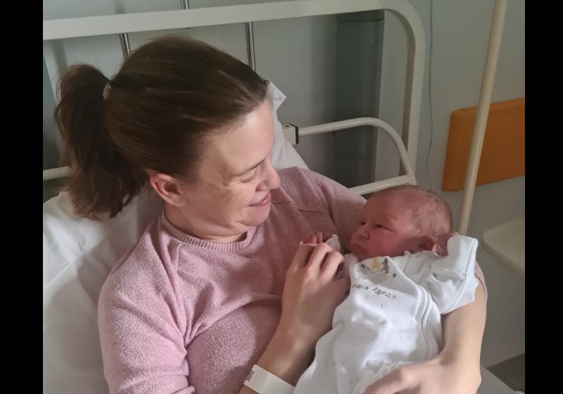 Pictured: Limerick's first baby of 2022 is born at just 14 seconds past midnight