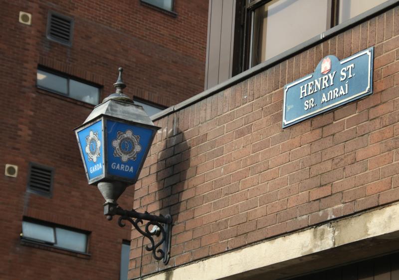 Handbag snatched from woman hailing taxi in Limerick city centre