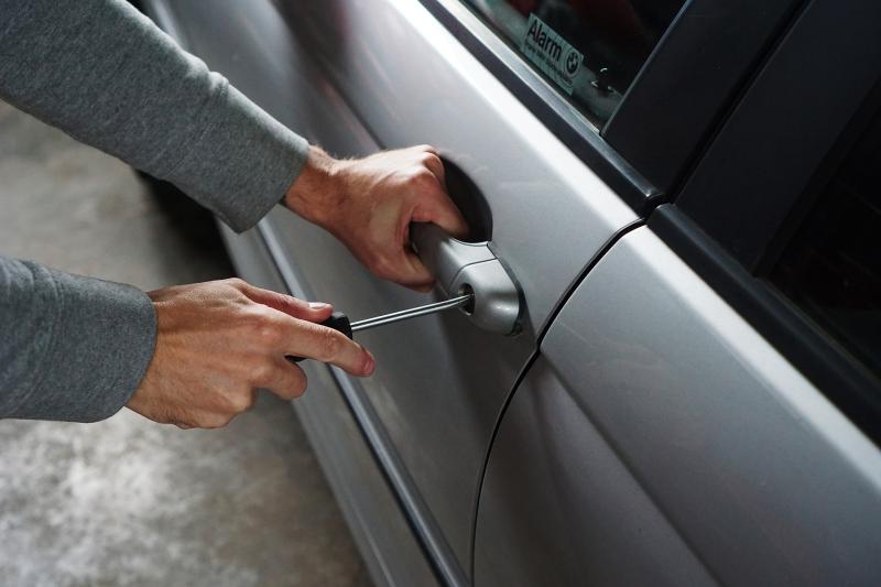 Garda appeal to Christmas shoppers following rise in thefts from cars in Limerick