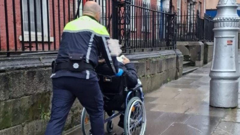 'It's nice to be nice' - Garda snapped moving disabled man out of the rain praised by public
