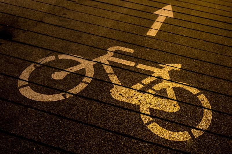 Cyclist fumes as driver stops in front of him in cycle lane 'for a chat with pal'