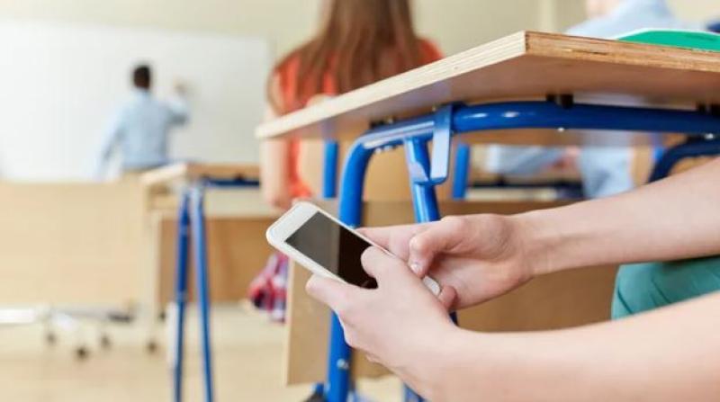 'A bit dramatic'- Irish students voice opinion on phone bans across schools 