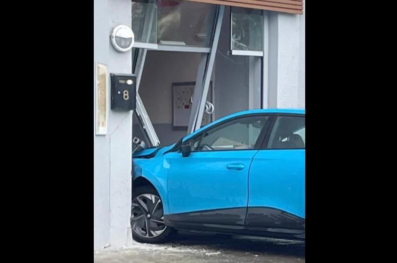 BREAKING: Car crashes through front of Limerick restaurant
