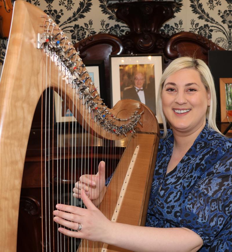 Harpist Fiana N&iacute; Chonaill