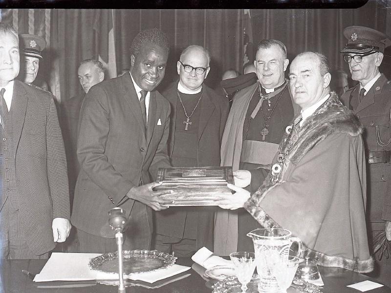 Mayor Jack Danagher, presents the Freedom of Limerick to President Kenneth Kaunda, with Dr H Murphy, Bishop of Limerick, Dr Wyse-Jackson C. of I. Bishop and Chief Supt E Reynolds