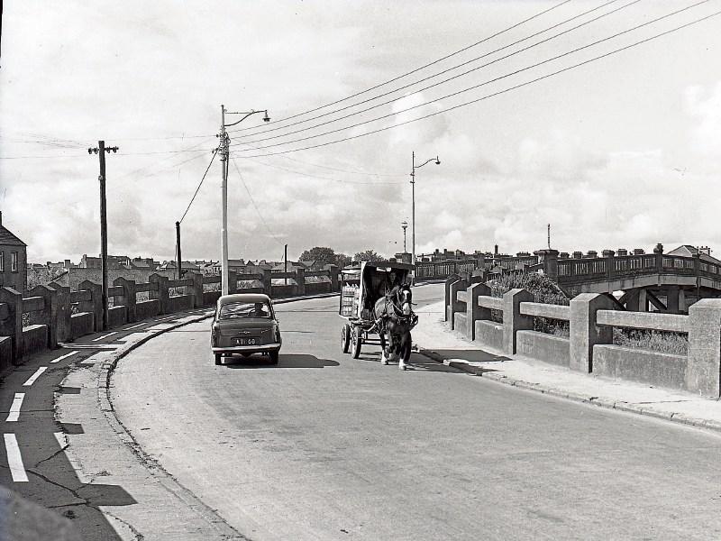 This photograph of the new O'Dwyer Bridge was taken by the staff photographer at the Leader in August 1960. Below, the old Park Bridge