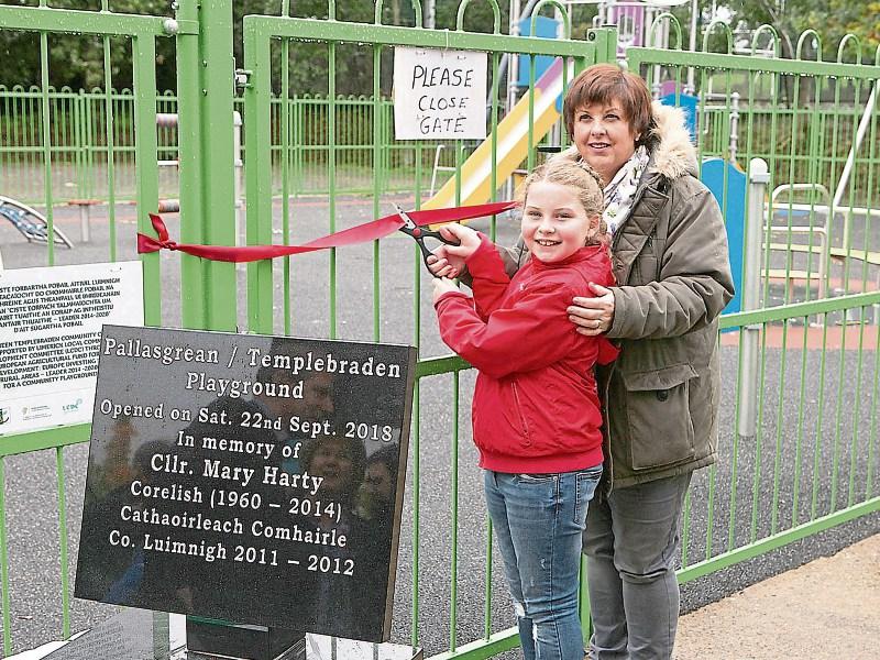 Emma Harding and Claire Jordan, Ballyhoura Development GLC cut the ribbon