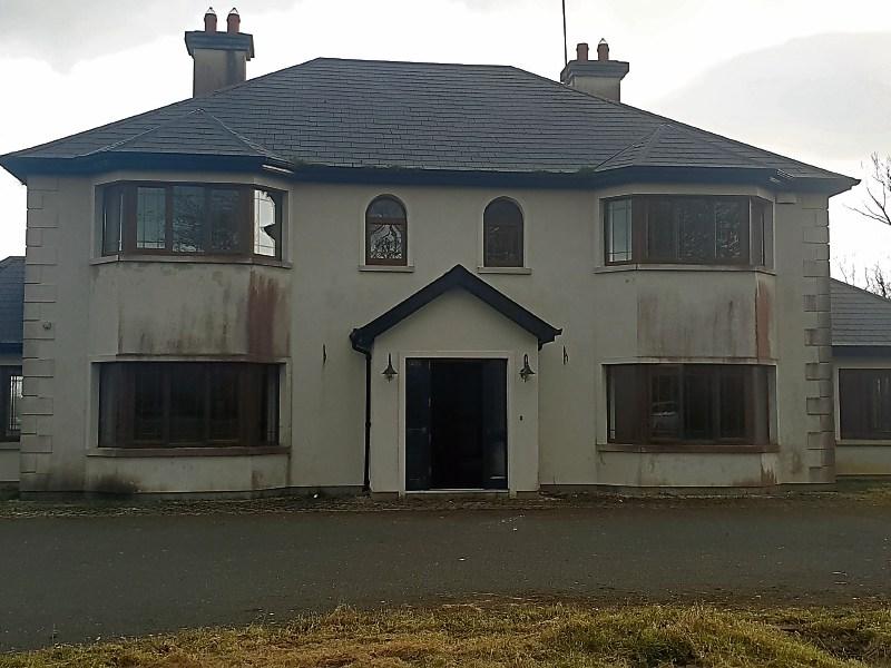 Onine bidding war see Newcastle West home sell for €100k over reserve