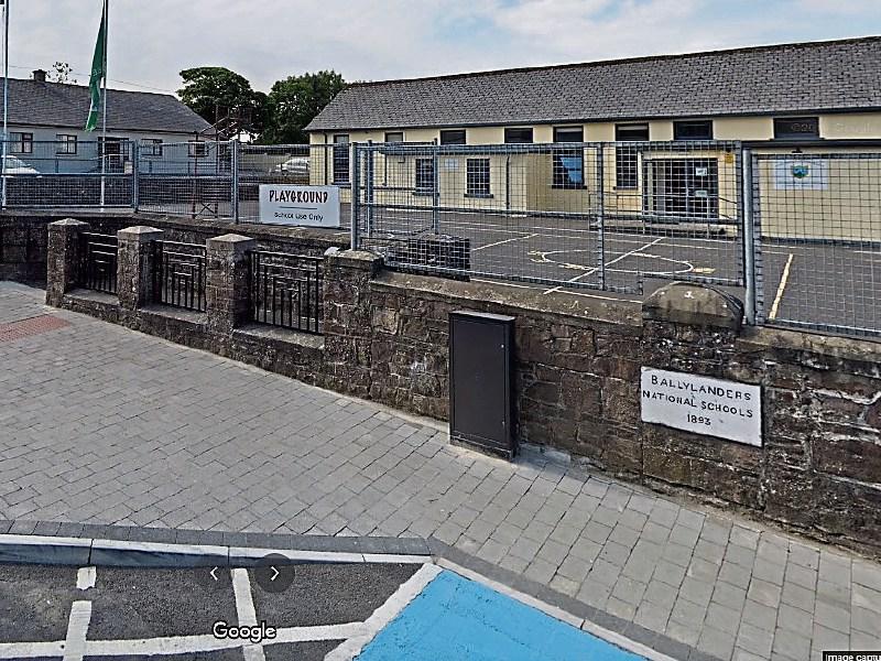 Children attending Limerick school ‘nearly knocked down’ after  motorist broke red light 