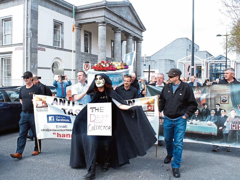Angry scenes at Limerick courthouse during Anti Eviction Taskforce protest
