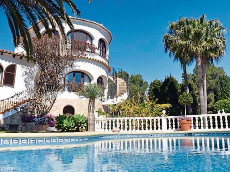 Know the full cost when buying a holiday home