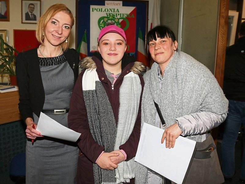 Kamila Dobrzynska, Polish Consulate with Oliwia and Karolina Rozewska, Mungret Street Picture: Adrian Butler