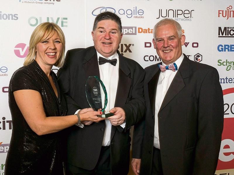 Ashling Cunningham, Ervia, presents the Digital Edge award to Tim Willoughby and Assistant Commissoner David Sheahan