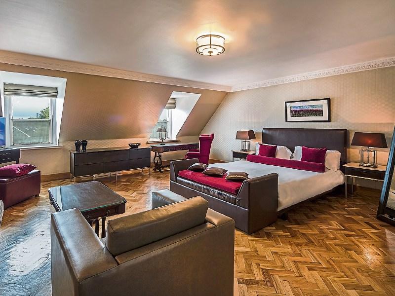 Free hotel booking service Room Bookers Direct partners with global travel company