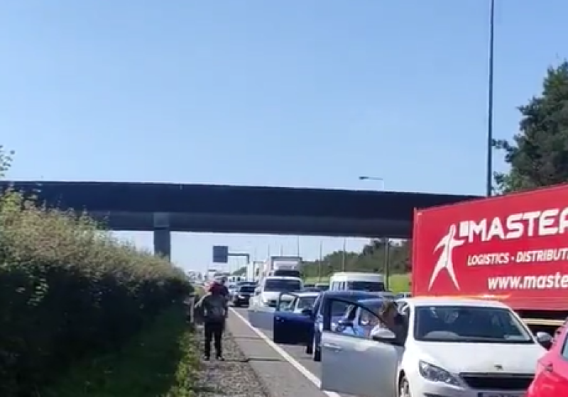 Electric Picnic revellers get camp chairs out on M7 amid 10km crash tailbacks