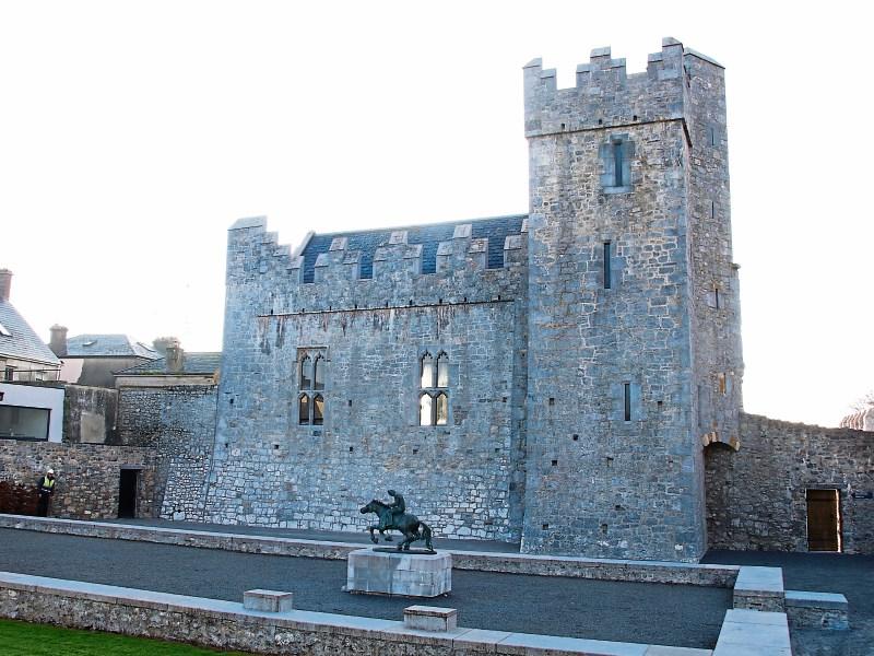 Ambulance impeded by illegal parking outside castle in Limerick town