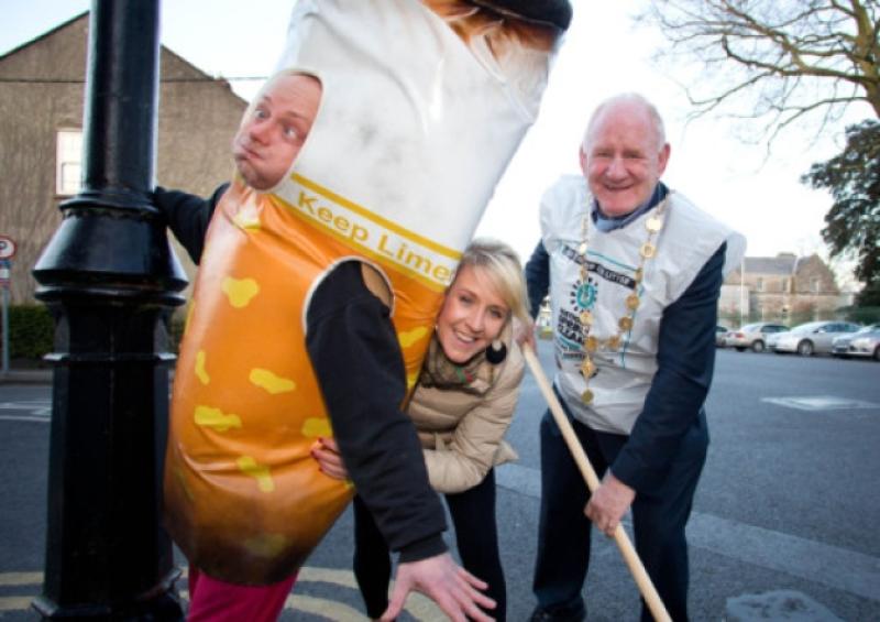 No butts: Joy Neville joins Mayor of Limerick Cllr Gerry McLoughlin in launching the Spring Clean campaign. Picture: Press 22