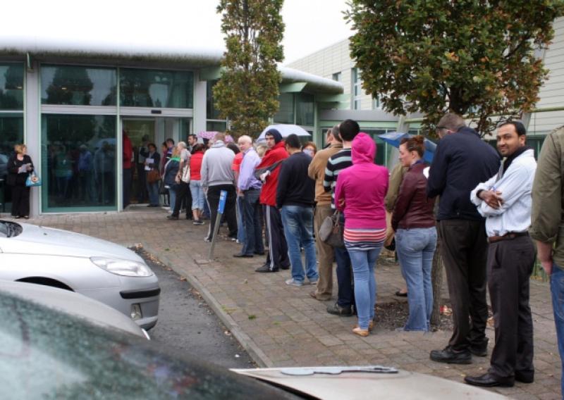 Calls for new motor tax rule to be extended after huge queues