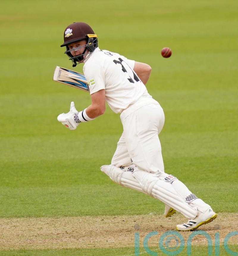 Ollie Pope’s half-century helps leaders Surrey edge ahead of Warwickshire