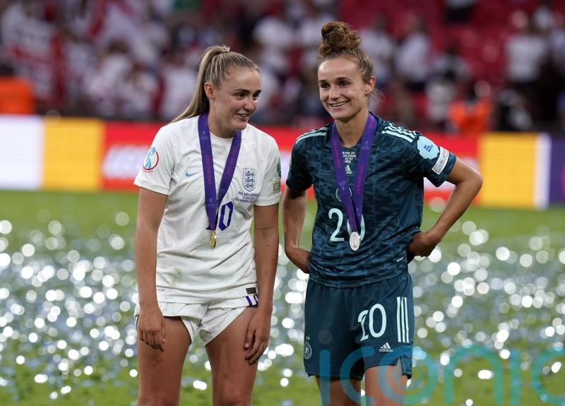 That’s brave – Georgia Stanway sings Sweet Caroline at Bayern Munich initiation