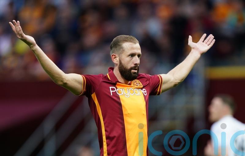 Motherwell striker Kevin van Veen should shake off knock to face Aberdeen