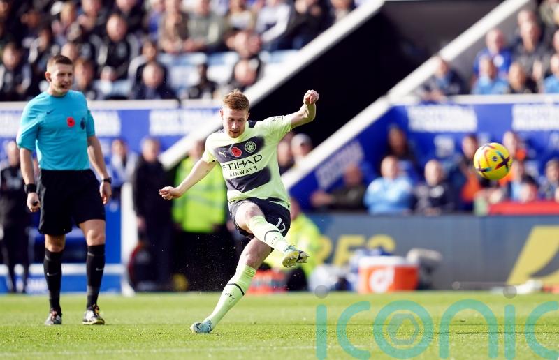 Kevin De Bruyne freekick sinks Leicester and fires Man City top of the table