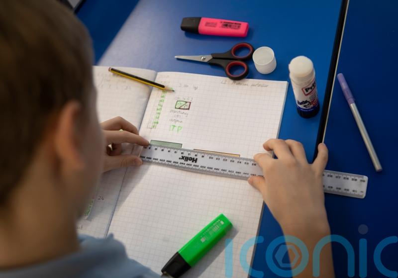 Schools to get almost 100 euro per pupil under free books scheme