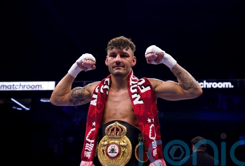 Leigh Wood regains featherweight title with victory over Mauricio Lara