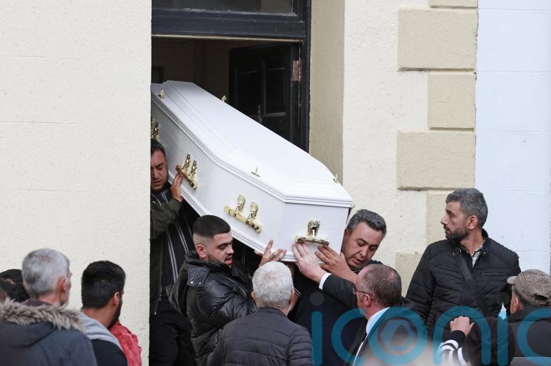 Hundreds of people form guard of honour for Debs ball crash victim